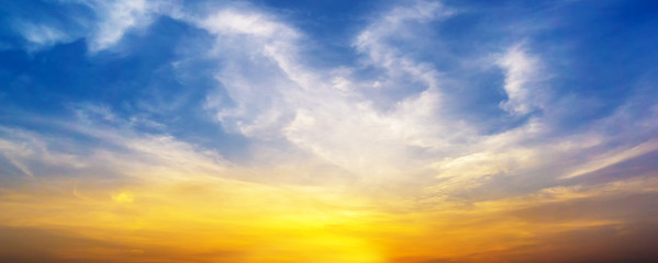 Obraz premium Panorama zmierzchu niebo i chmury