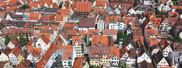 Krajobraz miasta Nordlingen w Niemczech, czerwone dachy domów © Agata
