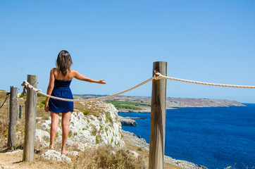 Ragazza che mostra il mare