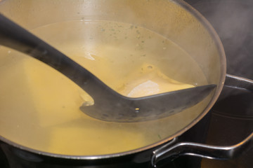 Pasta in das Kochende Wasser geben