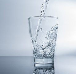 Wasser in das Glas einfüllen - Sauberes Trinkwasser 