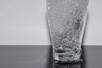 Trinkglas mit Wasser gefüllt