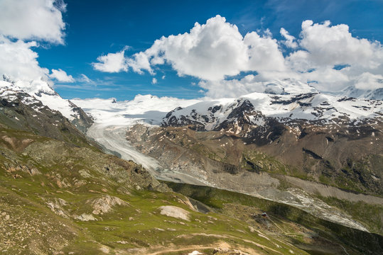 Panorama mit Gornergletscher und Berggipfel, Schweiz