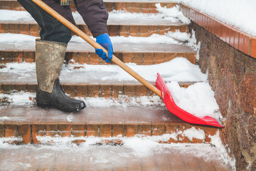 Cleaning of stair steps from plastics snow shovel