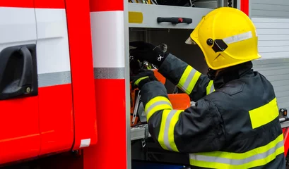 Crédence de cuisine en verre imprimé Orage Firefighters in action after a windy storm
