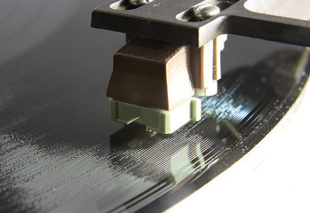 stack of turntables in the disc groove (2)