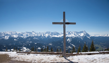 Gipfelkreuz am Wank bei Garmisch, Zugspitzblick im Winter