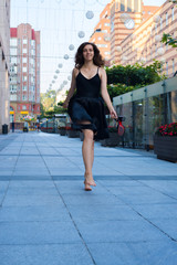 Naklejka premium Cheerful young woman walks barefoot