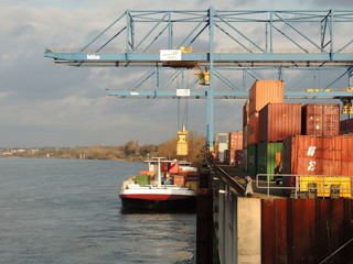 Containerschiff beim Entladen am Rhein