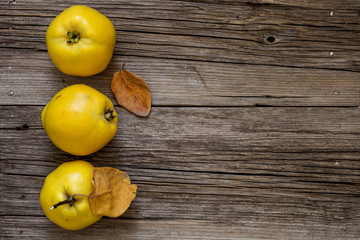Ahşap üzerinde dizili ayvalar