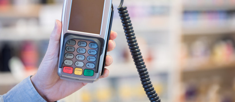 EC- / Bankomat - Karten Terminal, Plastikgeld im Handel, Breitbild