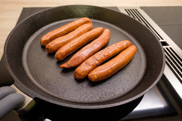 Merguez Bratwürste aus Lammfleisch und Rindfleisch in einer Bratpfanne