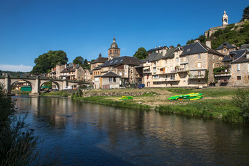 Village de Saint Geniez d' Olt ,au bord du Lot ,  en aveyron , France