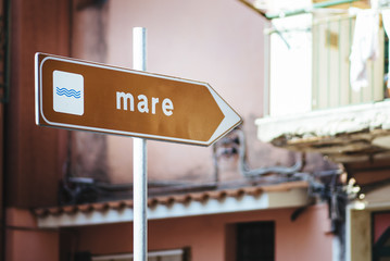 Fototapeta premium Italian sign for the shortest way to the beach/ Amalficoast, italy, europe