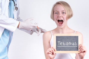 Teenager beim Arzt wird geimpft gegen Tetanus