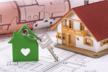 Schlüsselanhänger mit Herz auf Bauplan mit Modellhaus