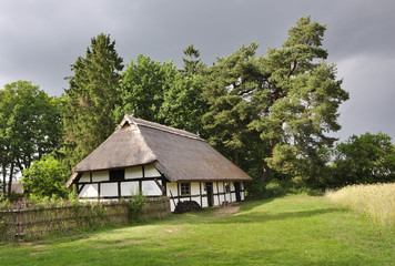 Fototapeta na wymiar stara chata kryta strzechą