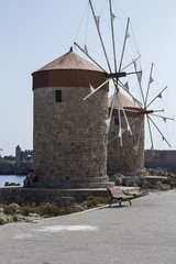 Fototapeta na wymiar zdjęcie wiatraków na wyspie greckiej Rhodos