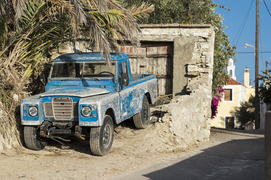 zdjęcie starego niebieskiego samochodu w południowym miasteczku