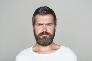 Obraz premium man with long beard on serious face