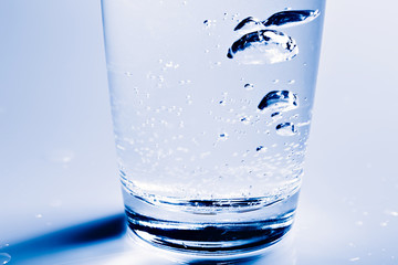 Closeup image of air bubbles in the glass of water