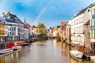 Deurstickers Oude stad in Gent met regenboog © Mattoff