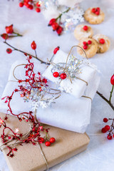 piccoli doni natalizi decorati con nastri e bacche rosse