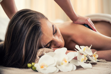 Obraz na płótnie Canvas Frau bei hot stone Massage und Wellness
