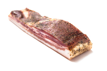 Guanciale italiano isolato su fondo bianco