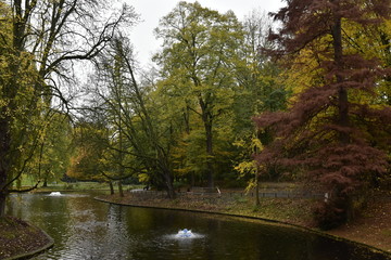 Etang avec fontaine au milieu de la végétation luxuriante en automne au parc Josaphat à Schaerbeek