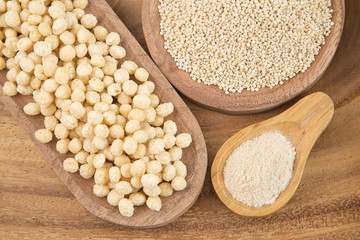 Flour and seeds of quinoa (Chenopodium quinoa)