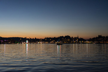 Obraz premium sunset at lake lucerne with city panorama and water reflection popular tourist destination in switzerland