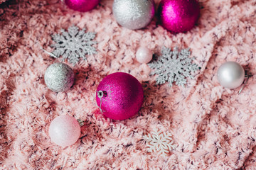 Obraz premium Christmas presents and decorations for a Christmas tree