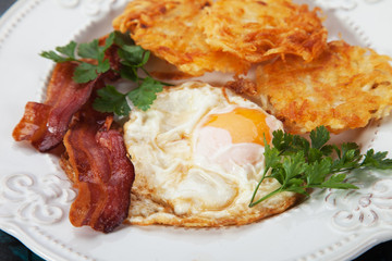 Fried egg with bacon and hash browns