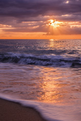 Traumhafter Sonnenaufgang am Strand mit Meerblick und schöner Wolkenstimmung 