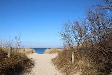 Fototapeta na wymiar Strandaufgang im Winter