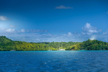 Le Marin, Martinique, Caraïbes: côte montagneuse vue de la mer