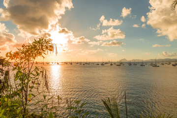 Sainte-Anne, Martinique: Coucher d soleil sur le mouillage de Saint-Anne, nombreux voiliers