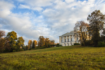 The landscape Park in Pavlovsk. The cold dawn.