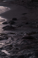 Meerwasser am Ufer nach dem Sonnenuntergang