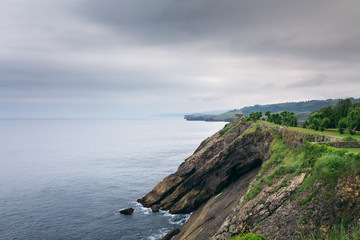 Naklejka premium Precioso atardecer en el acantilado del Paseo de San Pedro en Llanes, Asturias, España