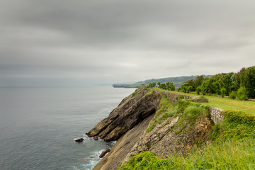 Precioso atardecer en el acantilado del Paseo de San Pedro en Llanes, Asturias, Espa&ntilde;a