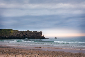 Fototapeta premium Precioso atardecer en la playa de San Antolin en Llanes, Asturias, España