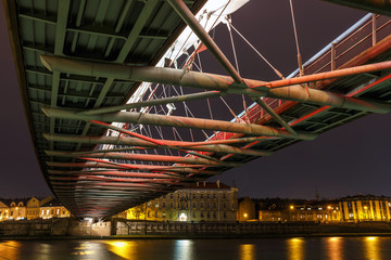 Obraz premium Bernatka footbridge over Vistula river in the night in Krakow, Poland