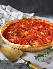 Tomatoes tart with rosemary