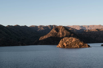 Lago con monta&ntilde;as de fondo en el atardecer