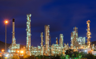 Obraz premium oil refinery plant and pollution