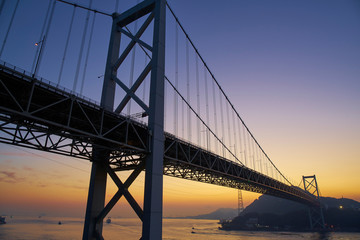 Fototapeta na wymiar 下関から北九州を望む関門橋の夜明け