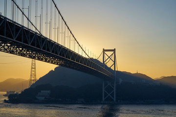 下関から北九州を望む関門橋の夜明け
