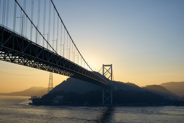 Fototapeta na wymiar 下関から北九州を望む関門橋の夜明け